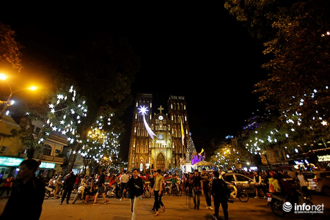 C&aacute;c nh&agrave; thờ lớn của H&agrave; Nội những ng&agrave;y n&agrave;y thu h&uacute;t rất nhiều người đến l&agrave;m lễ, thăm quan hay đơn giản chỉ l&agrave; để chụp ảnh.