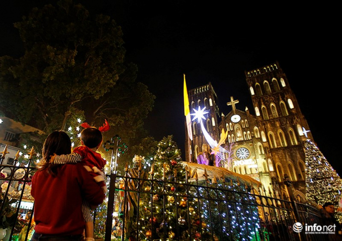 Nh&agrave; thờ Lớn lu&ocirc;n l&agrave; điểm đến của rất nhiều người trong dịp Gi&aacute;ng sinh.