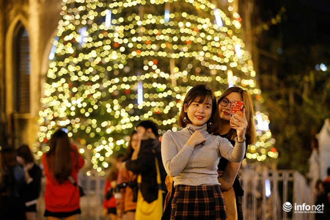 Những bạn trẻ kh&ocirc;ng bỏ lỡ cơ hội để ghi lại h&igrave;nh ảnh hiếm c&oacute; của H&agrave; Nội trong m&ugrave;a lễ Gi&aacute;ng sinh.