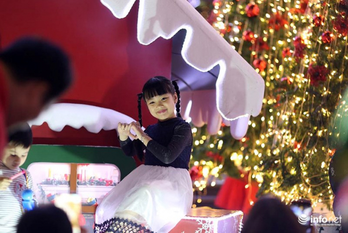 Ng&agrave;y lễ gi&aacute;ng sinh được cử h&agrave;nh ch&iacute;nh thức v&agrave;o ng&agrave;y 25/12 nhưng thường được mừng từ tối ng&agrave;y 24/12 bởi theo lịch Do Th&aacute;i, thời điểm t&iacute;nh bắt đầu một ng&agrave;y l&agrave; l&uacute;c ho&agrave;ng h&ocirc;n chứ kh&ocirc;ng phải nửa đ&ecirc;m.