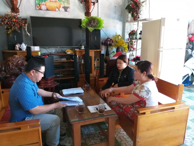 B&agrave; B&ugrave;i Thị Hằng v&agrave; con g&aacute;i Hồ Như&nbsp;&Yacute; (c&oacute; h&igrave;nh trong Clip)&nbsp;đang trao&nbsp;đổi với PV.