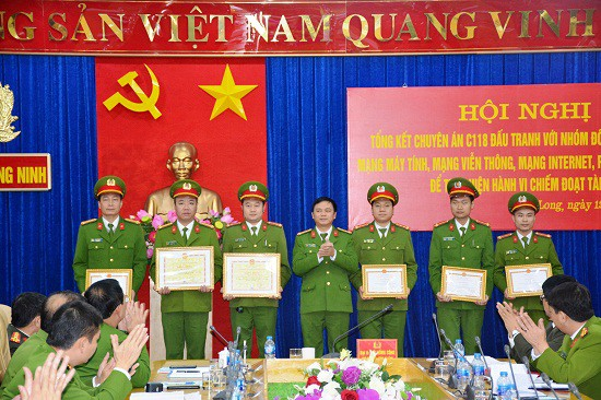 Trao thưởng cho đơn vị c&oacute; th&agrave;nh t&iacute;ch trong c&ocirc;ng t&aacute;c đấu tranh với tội phạm lợi dụng c&ocirc;ng nghệ cao (ảnh QTV).