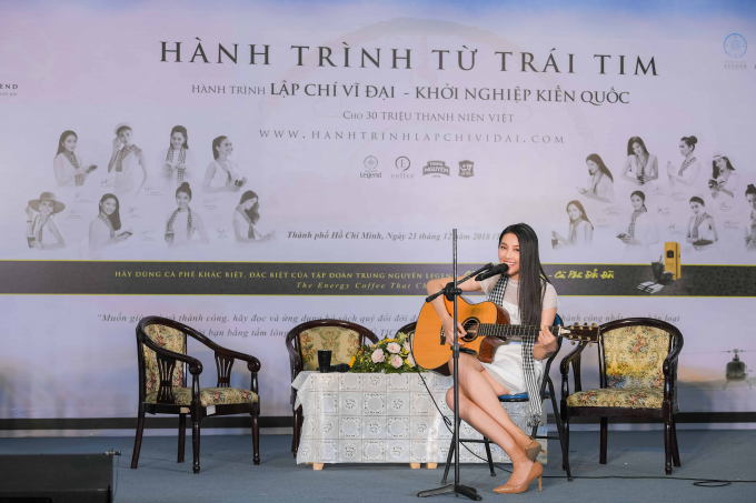 Tại buổi giao lưu, Th&ugrave;y Ti&ecirc;n đặc biệt g&acirc;y ấn tượng khi tự chơi guitar v&agrave; thể hiện ca kh&uacute;c &ldquo;Chiều nay kh&ocirc;ng c&oacute; mưa bay&rdquo; bởi giai điệu nhẹ nh&agrave;ng v&agrave; l&agrave; b&agrave;i h&aacute;t Ti&ecirc;n thường thể hiện ở nh&agrave; v&agrave;o những l&uacute;c rảnh rỗi.