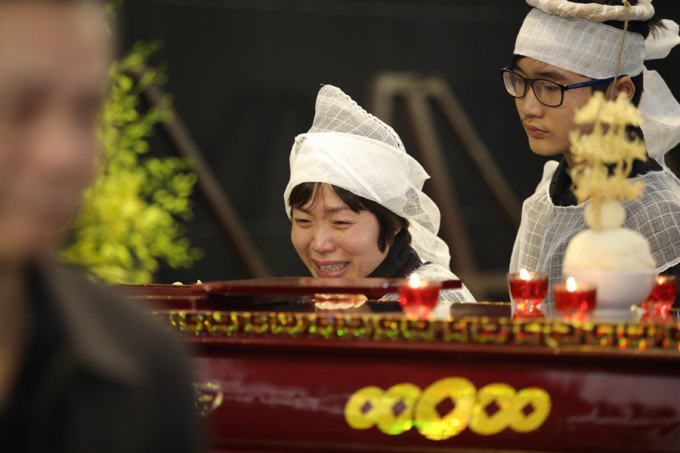 Vợ con NSND Anh T&uacute; kh&oacute;c nghẹn b&ecirc;n linh cửu của chồng - cha.