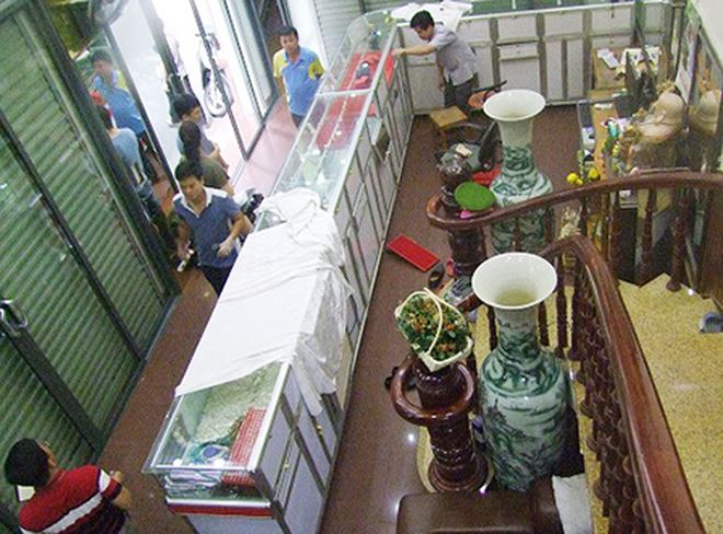 Tiệm v&agrave;ng Trang Ngọc nơi bị kẻ gian đột nhập cuỗng t&agrave;i sản trị gi&aacute; hơn 3 tỷ đồng để lại dấu v&acirc;n ch&acirc;n