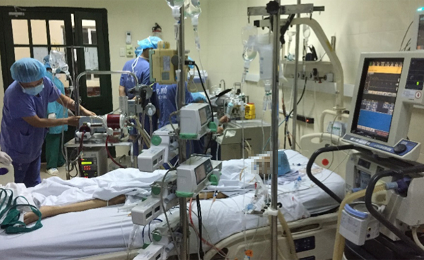 Trước khi gh&eacute;p phổi, t&igrave;nh trạng bệnh nh&acirc;n rất nặng, c&acirc;n nặng chưa đầy 30kg