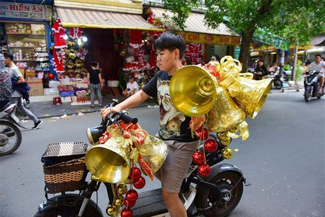 'L&oacute;a mắt' v&igrave; đồ chơi gi&aacute;ng sinh phố H&agrave;ng M&atilde;