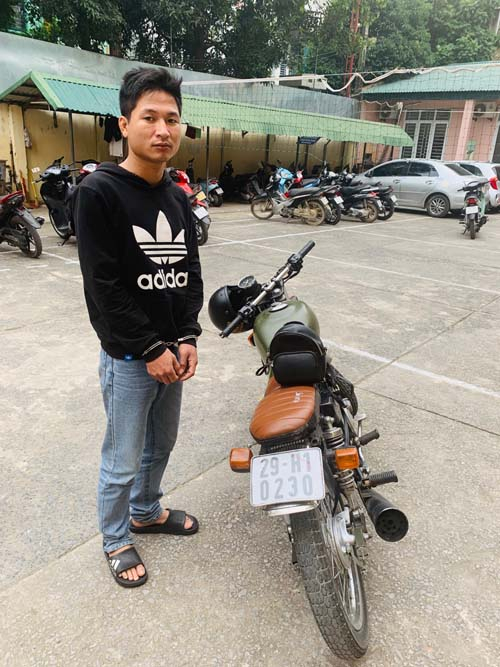 Đối tượng B&ugrave;i Ngọc H&ograve;a v&agrave; c&aacute;c tang vật thu giữ. (Ảnh: b&aacute;o C&ocirc;ng an Thanh H&oacute;a)