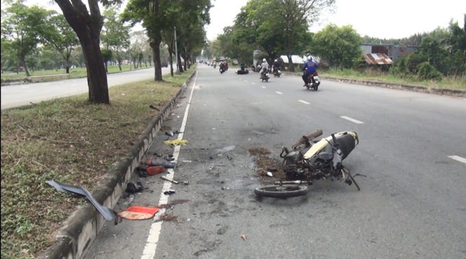 Xe m&aacute;y của nam thanh ni&ecirc;n đi ngược chiều gần như hư hỏng nặng.