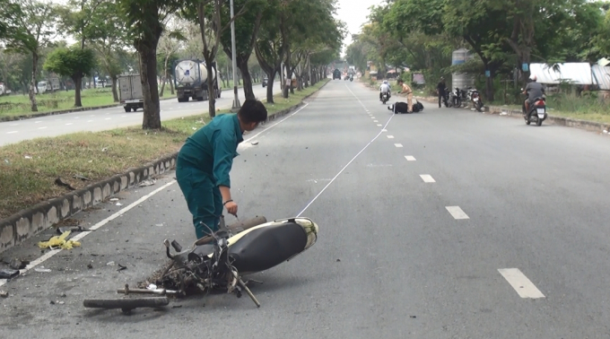 Lực lượng chức năng kh&aacute;m nghiệm hiện trường.