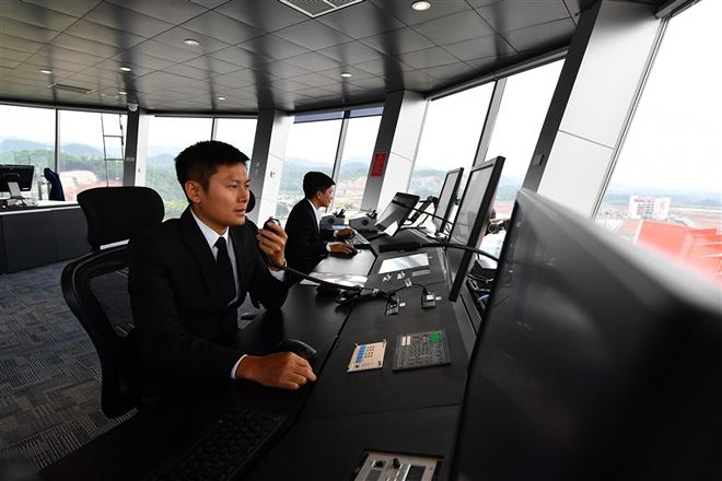 Đ&agrave;i kiểm so&aacute;t kh&ocirc;ng lưu.