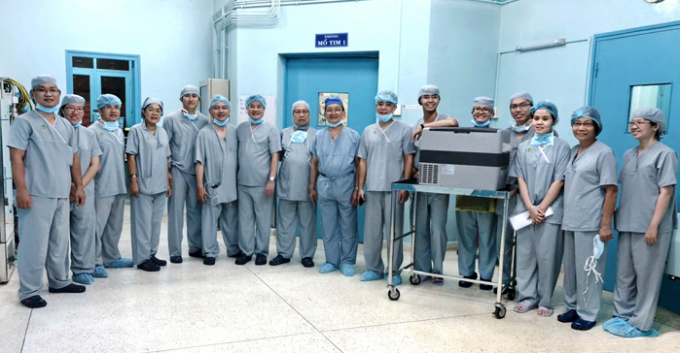 &Ecirc;-k&iacute;p hai bệnh viện Nhi đồng 2 v&agrave; BV Chợ Rẫy chuẩn bị cho ca gh&eacute;p lịch sử. Ảnh: BVCC