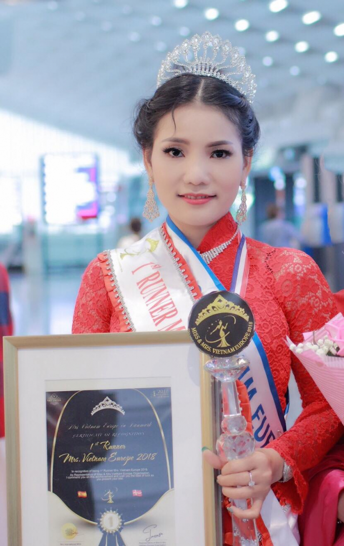 Vượt qua h&agrave;ng chục th&iacute; sinh, với vẻ đẹp mặn m&agrave;, sự từng trải v&agrave; ngoại h&igrave;nh của b&agrave; mẹ 2 con đ&aacute;ng mơ ước, Minh Minh đạt được ng&ocirc;i vị &Aacute; hậu 1.&nbsp;