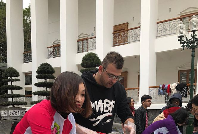 Sinh vi&ecirc;n quốc tế với kh&ocirc;ng kh&iacute; Tết truyền thống của Việt Nam