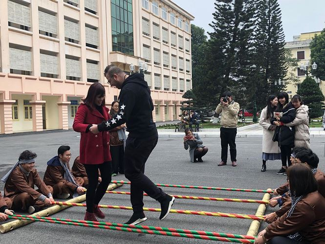 Sinh vi&ecirc;n quốc tế với tr&ograve; chơi d&acirc;n gian của Việt Nam trong c&aacute;c tết cổ truyền