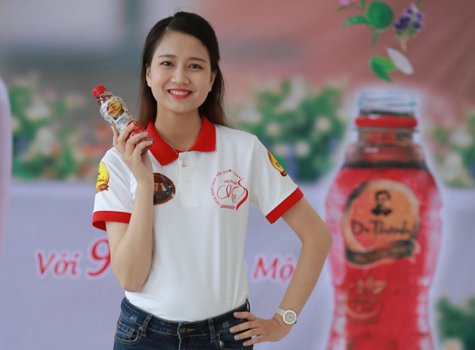 Tr&agrave; Thanh Nhiệt Dr Thanh g&oacute;p phần mang đến vẻ đep tươi tắn cho Phương Lan trong suốt cuộc thi.