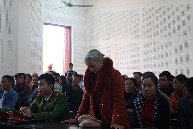 Người th&acirc;n bị hại ph&aacute;t biểu tại t&ograve;a