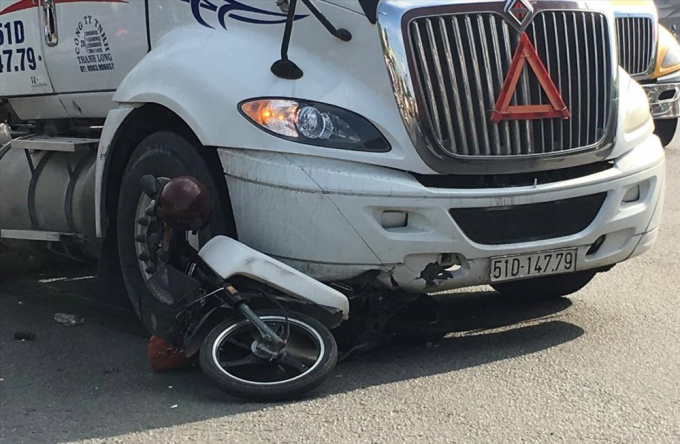 Xe m&aacute;y bẹp r&uacute;m nằm dưới gầm đầu xe bồn.