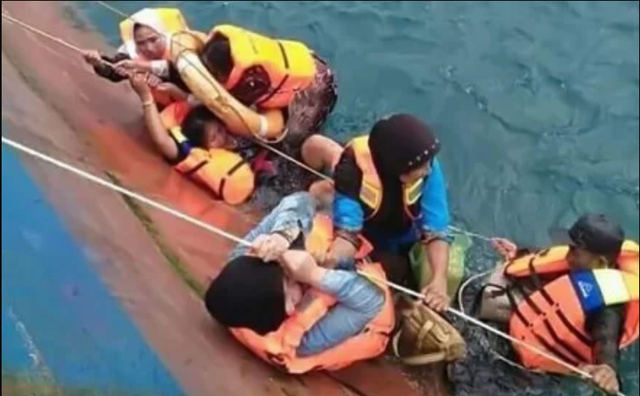 H&agrave;nh kh&aacute;ch b&aacute;m v&iacute;u v&agrave;o ph&agrave; khi 1 b&ecirc;n đ&atilde; ch&igrave;m hẳn (Ảnh: SCMP)