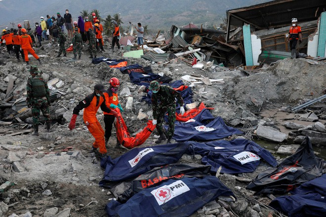 Trận động đất mạnh 7,5 độ richter v&agrave; s&oacute;ng thần cao từ 3-6 m&eacute;t đ&atilde; cướp đi sinh mạng của gần 2.100 người, khoảng 2.500 người kh&aacute;c bị thương v&agrave; hơn 70.000 người mất nh&agrave; cửa. (Ảnh: Reuters)