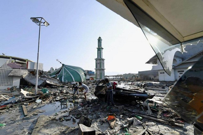 Khung cảnh đổ n&aacute;t sau thảm họa k&eacute;p (Ảnh: Reuters)