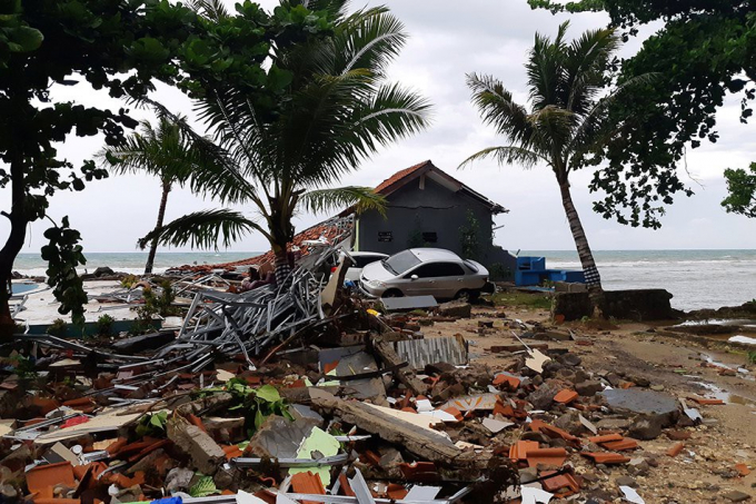 Khung cảnh tan n&aacute;t của Indonesia sau thảm họa s&oacute;ng thần (Ảnh: EPA)