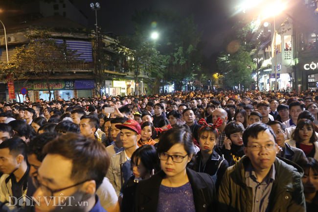 Từ khoảng 20h, d&ograve;ng người đ&atilde; v&acirc;y k&iacute;n c&aacute;c tuyến phố xung quanh Nh&agrave; thờ Lớn như phố Nh&agrave; Chung, phố Nh&agrave; Thờ...