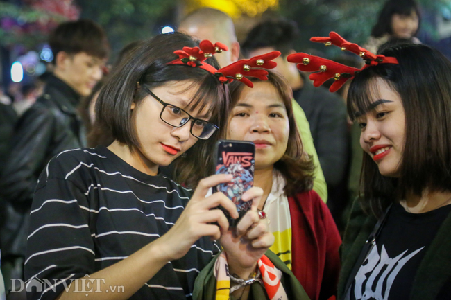 Nhiều bạn c&ograve;n mang th&ecirc;m những m&oacute;n đồ phụ kiện