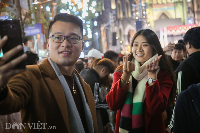 Với c&aacute;c cặp đ&ocirc;i th&igrave; đ&ecirc;m Gi&aacute;ng sinh ch&iacute;nh l&agrave; dịp l&yacute; tưởng cho một buổi hẹn h&ograve;.