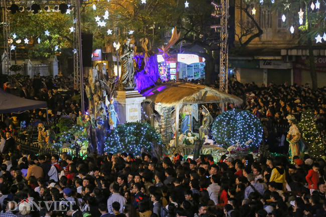 Sau 21h, d&ograve;ng người quanh Nh&agrave; thờ Lớn c&agrave;ng l&uacute;c c&agrave;ng đ&ocirc;ng hơn.