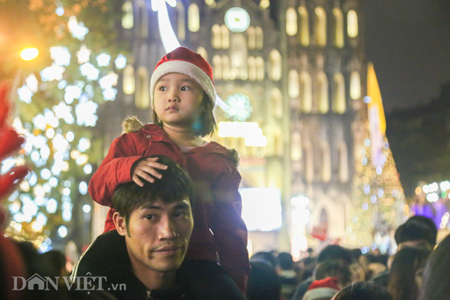 Nhiều phụ huynh cho con đi chơi Noel tại đ&acirc;y phải c&otilde;ng con l&ecirc;n vai v&igrave; sợ con nhỏ kh&ocirc;ng chịu được cảnh chen lấn, x&ocirc; đẩy.