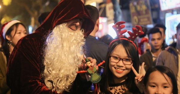 Chùm ảnh: Dòng người đổ xô đến Nhà thờ Lớn chụp đón Giáng sinh