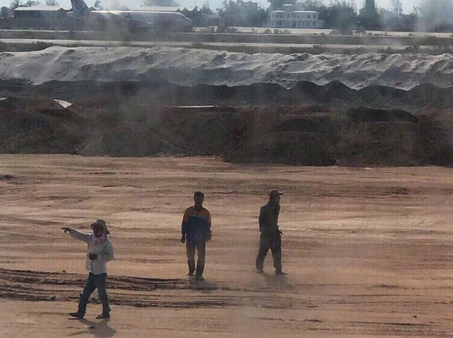 T&agrave;u bay&nbsp;của VNA mang số hiệu VN7344, chở 203 h&agrave;nh kh&aacute;ch xuất ph&aacute;t từ TP.HCM đi Cam Ranh, hạ c&aacute;nh xuống đường&nbsp;CHC&nbsp;số&nbsp;02 l&uacute;c gần 15 ng&agrave;y 29/4. Theo nh&agrave; chức tr&aacute;ch, đường băng n&agrave;y chưa đưa v&agrave;o khai th&aacute;c tại Cảng h&agrave;ng kh&ocirc;ng&nbsp;quốc tế Cam Ranh. Ảnh:&nbsp;PLO.