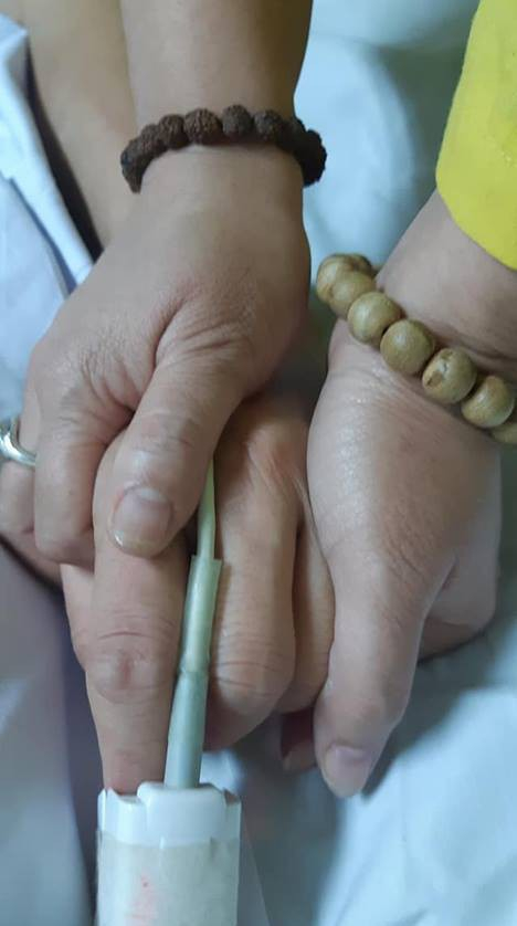 B&agrave;n tay chị lu&ocirc;n nắm chặt b&agrave;n tay anh trong suốt qu&aacute; tr&igrave;nh chuyển viện, chuẩn bị cho qu&aacute; tr&igrave;nh lấy tạng.