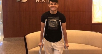 Xuân Mạnh chống nạng đi khắp phố phát quà cho trẻ em nghèo trong đêm Giáng sinh