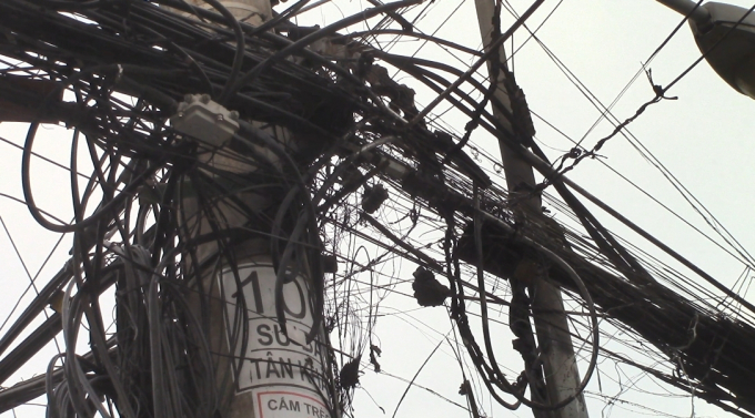 Nhiều d&acirc;y điện ch&aacute;y đ&atilde; khiến người d&acirc;n hoảng sợ