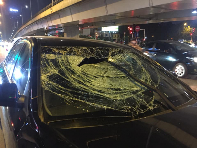 Chiếc xe&nbsp;&ocirc; t&ocirc; g&acirc;y tai nạn bị hư hỏng phần&nbsp;đầu.