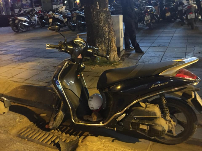 1 trong 2 chiếc xe bị hư hỏng sau khi va chạm.