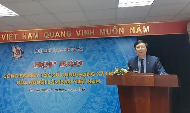 &Ocirc;ng Hồ Quang Lợi, Ph&oacute; Chủ tịch Thường trực Hội Nh&agrave; b&aacute;o Việt Nam, chủ tr&igrave; cuộc họp b&aacute;o.