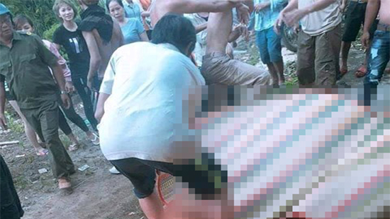 Thi thể nạn nh&acirc;n được người d&acirc;n đưa l&ecirc;n bờ