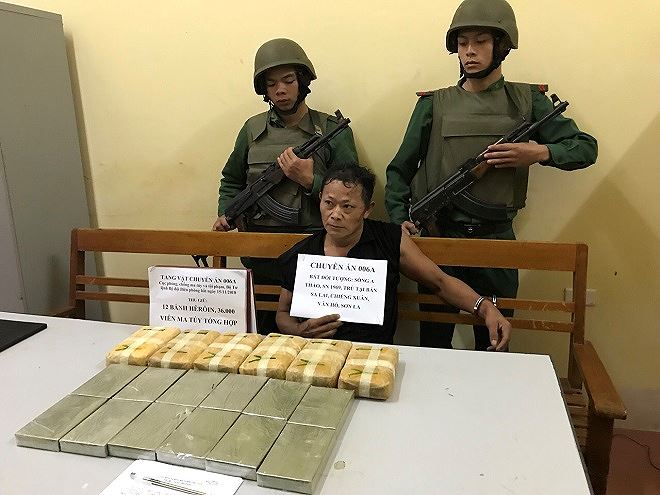 Đối tượng Sồng A Th&igrave;a c&ugrave;ng tang vật 12 b&aacute;nh h&ecirc;r&ocirc;in v&agrave; 36.000 vi&ecirc;n ma t&uacute;y tổng hợp.