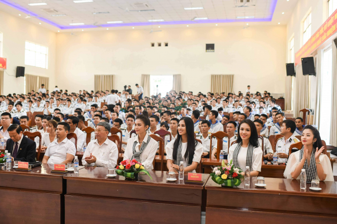 Hoa hậu Tiểu Vy phải khoan, đục đ&aacute; khi l&agrave;m dự &aacute;n nh&acirc;n &aacute;i