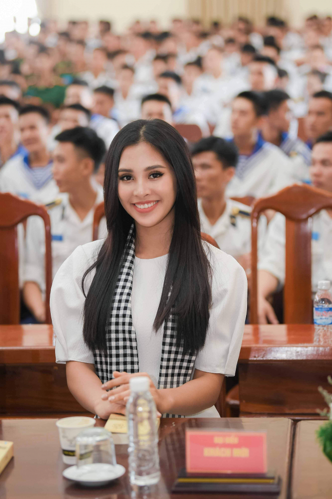 Hoa hậu Tiểu Vy phải khoan, đục đ&aacute; khi l&agrave;m dự &aacute;n nh&acirc;n &aacute;i