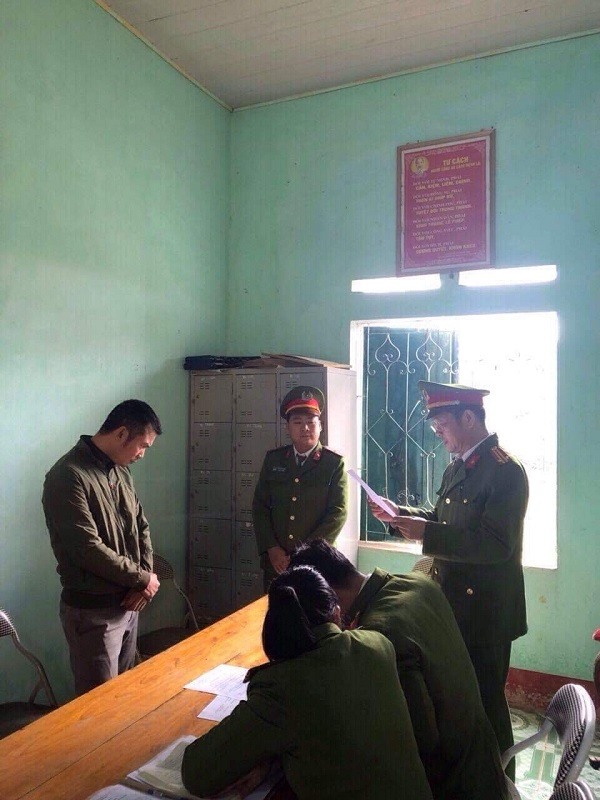 Cơ quan CSĐT đọc lệnh bắt Ph&ugrave;ng Phan Anh.