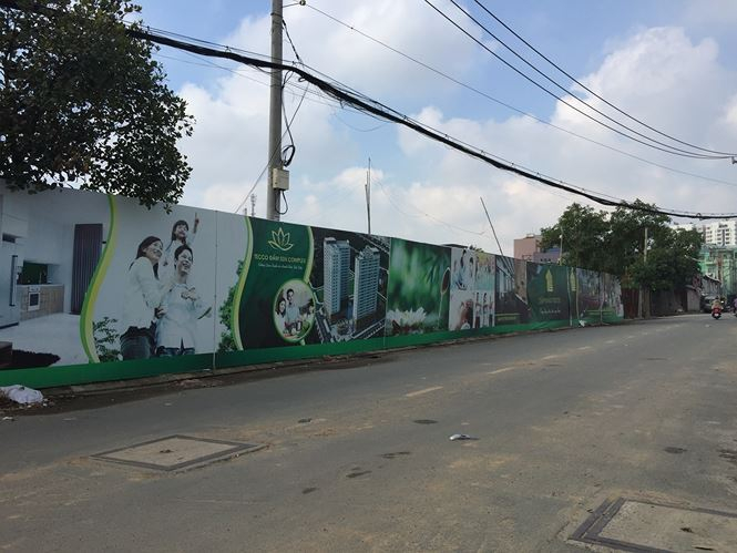 Những tấm pano quảng c&aacute;o dự &aacute;n cũng dầm phai m&agrave;u nhưng dự &aacute;n mới bắt đầu triển khai phần m&oacute;ng.