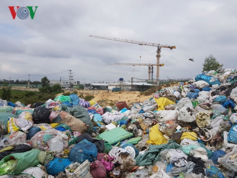 B&atilde;i tập kết r&aacute;c bất đắc dĩ gần c&ocirc;ng tr&igrave;nh x&acirc;y dựng Dự &aacute;n Khu nghỉ dưỡng Nam Hội An.