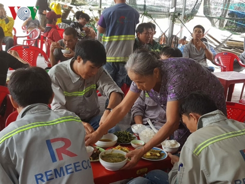 Qu&aacute;n cơm gần b&atilde;i r&aacute;c, c&ocirc;ng nh&acirc;n vừa ăn vừa lo.