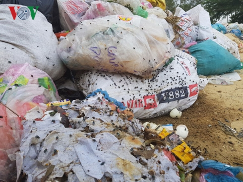 R&aacute;c chất th&agrave;nh đống, ruồi nhặng b&acirc;u đầy.