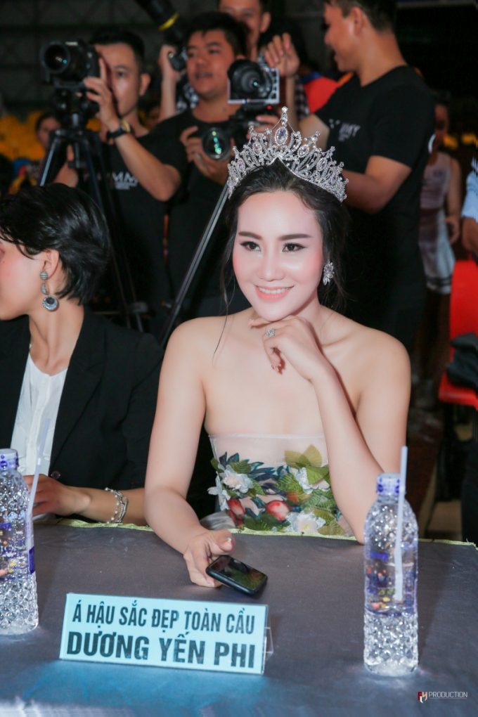 C&ocirc; l&agrave;m gi&aacute;m khảo cuộc thi.