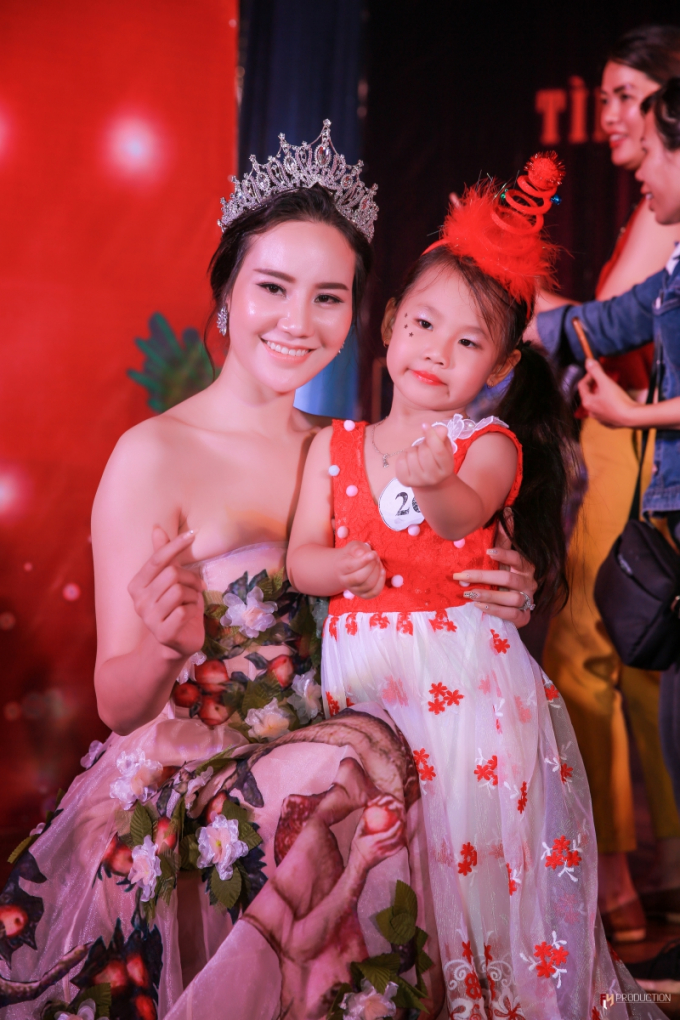 L&agrave;m gi&aacute;m khảo chương tr&igrave;nh d&agrave;nh cho mẫu nh&iacute;, Dương Yến Phi nhớ về tuổi thơ cơ cực